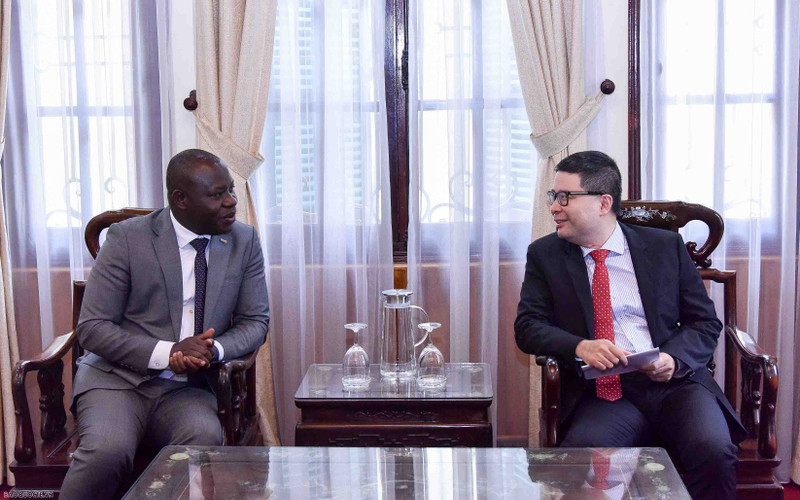 Doan Hoang Minh, directeur du Département consulaire du ministère vietnamien des Affaires étrangères (à droite) et Juvénal Sakubu, consul honoraire du Vietnam dans la région de Bujumbura. Photo : baoquocte.vn
