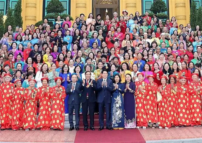 Le président de la République rencontre des femmes âgées exemplaires du pays. Photo : VNA.