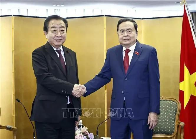 Le président de l'Assemblée nationale, Trân Thanh Mân, rencontre le président du Parti démocrate constitutionnel du Japon, Noda Yoshihiko. Photo : VNA.