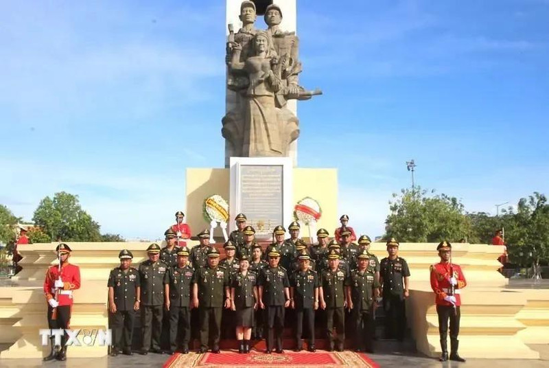 L'ambassade et le bureau de l'attaché de défense du Vietnam au Cambodge vont déposer des fleurs au Monument de l'amitié Vietnam-Cambodge. Photo : VNA.