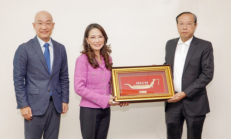 Lors de la séance de travail entre Nguyên Van Tho, président du Comité populaire provincial de Bà Ria-Vung Tàu et la délégation du groupe WHA. Photo : congthuong.vn