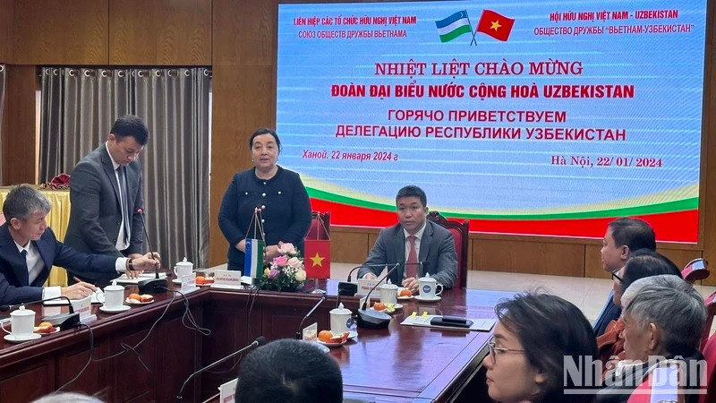 Zulaykho Makhkamova, Vice-Première ministre, cheffe du Comité d'État sur la famille et les femmes, prend la parole. Photo : NDEL.