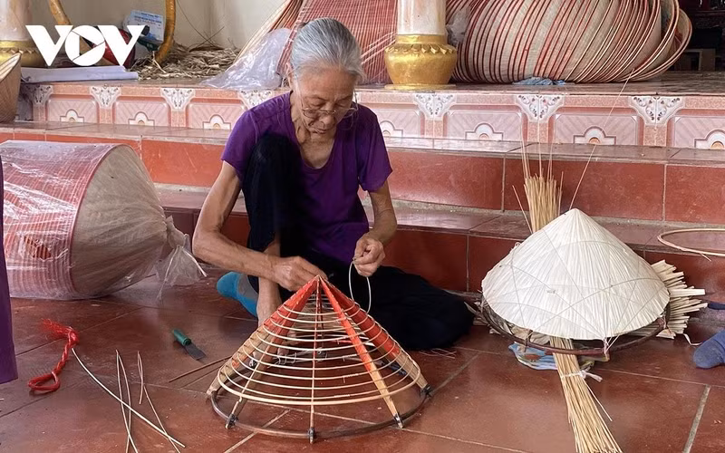 L'une des étapes pour créer un beau chapeau consiste à fabriquer le cadre du chapeau. Le bord du chapeau est fabriqué à partir de pousses de bambou et est fouetté à la main, fixé aux deux extrémités avec un fil. Cette étape nécessite que l'ouvrier crée une belle monture uniforme, ronde et solide.