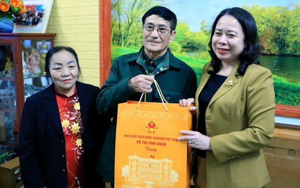 La Vice-Présidente Vo Thi Anh Xuân (1ère, à droite) remet des cadeaux à une famille bénéficiaire de la politique sociale dans le district de Vu Thu, province de Thai Binh. Photo : VNA.