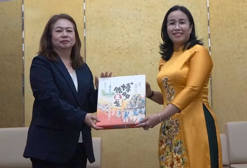 La vice-présidente du Comité populaire de la ville de Da Nang, Nguyen Thi Anh Thi (droite), offre un cadeau à la vice-présidente de l'Université préfectorale de Nagasaki, Satomi Iwashige. Photo : VNA.