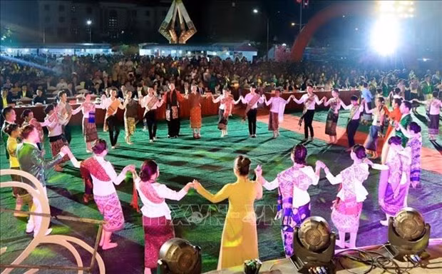 Spectacle de danse lors de la fête du tourisme culturel, à Houaphan, au Laos. Photo : VNA.