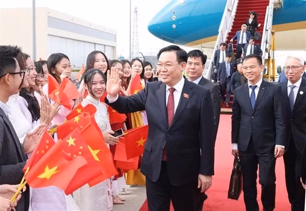 Le Président de l’Assemblée nationale du Vietnam Vuong Dinh Huê à sa descente d’avion à l’aéroport international de Pékin, le 7 avril. Photo : VNA