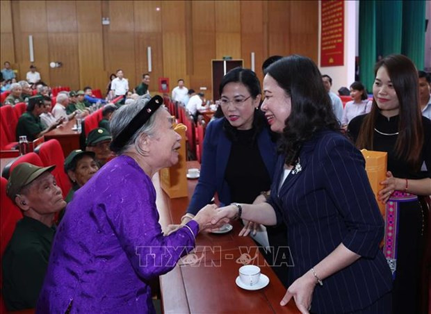 La Présidente par intérim Vo Thi Anh Xuân et des personnes ayant rendu des services méritoires à la Patrie à Thai Nguyên. Photo : VNA.