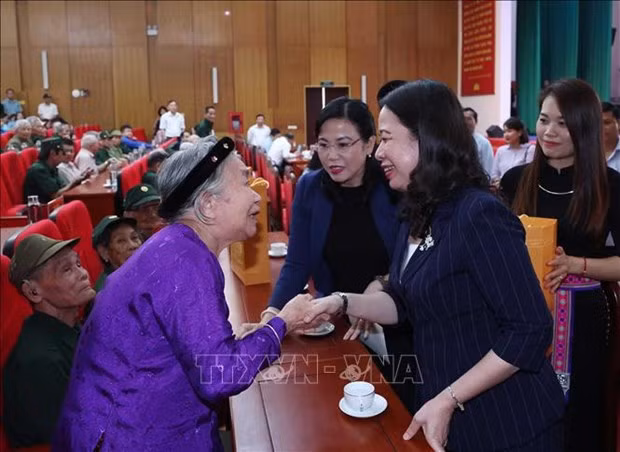 La Présidente par intérim Vo Thi Anh Xuân et des personnes ayant rendu des services méritoires à la Patrie à Thai Nguyên. Photo : VNA.