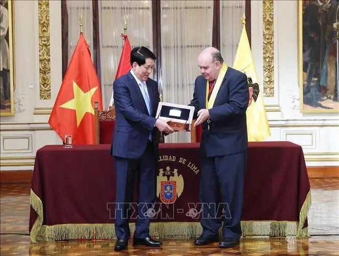 Le maire de Lima, Rafael Lopez, remat la clé de la ville de Lima au président Luong Cuong (à gauche). Photo : VNA.