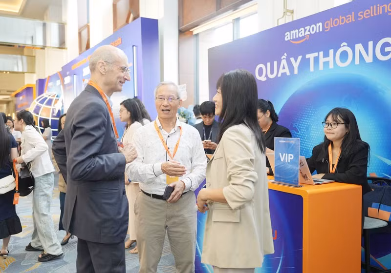 Les entreprises vietnamiennes élargissent également de plus en plus leur champ d’activité à l’international, le nombre de produits vendus sur Amazon ayant augmenté de 300 % au cours des cinq dernières années. Photo : hanoimoi.com.vn