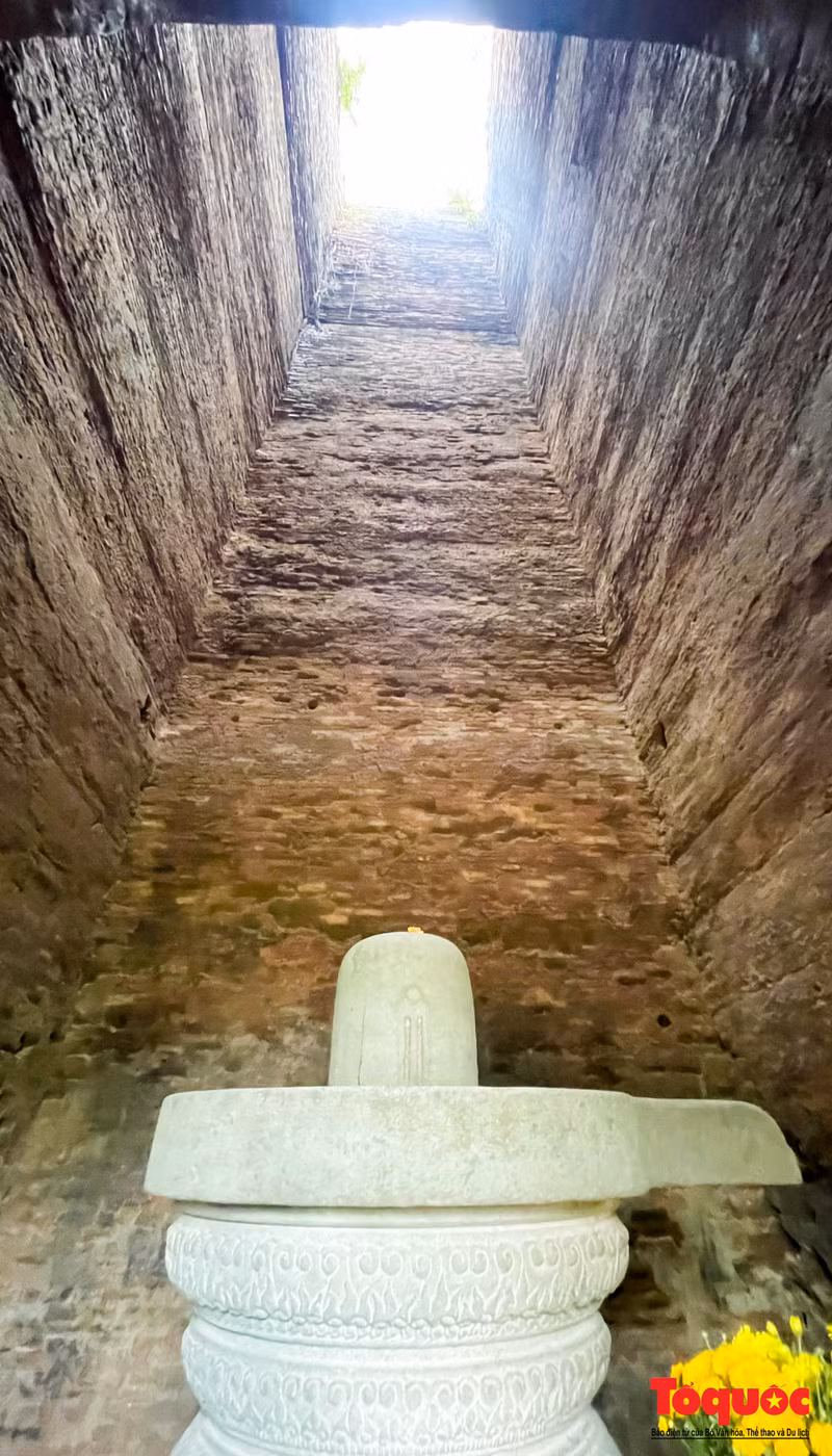 Le toit de la tour est a été renforcé pour éviter l’effondrement, bien que les efforts de restauration sur cette structure aient été plus limités que sur la tour nord. Pasha a exprimé une admiration particulière pour les sculptures en grès massif Linga-Yoni enchâssées dans les tours jumelles.