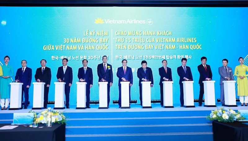 Le Premier ministre Pham Minh Chinh assiste à la cérémonie marquant le 30e anniversaire du 1er vol direct entre le Vietnam et la R. de Corée. Photo : VNA.