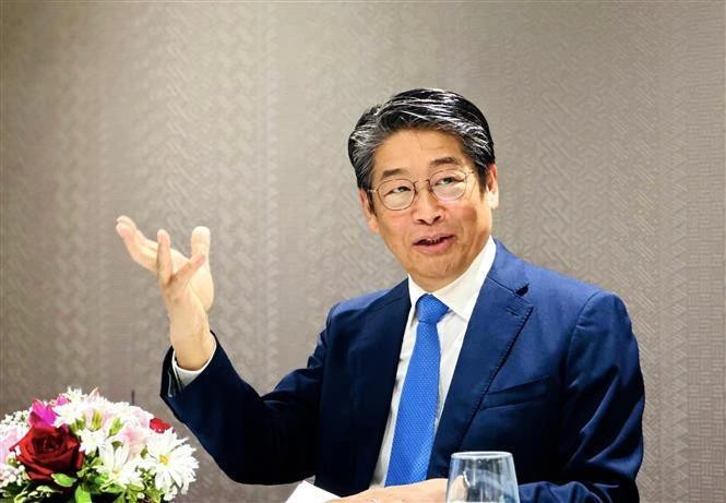 Le nouvel ambassadeur du Japon au Vietnam, Ito Naoki, s’entretient avec la presse à Hanoi. Photo : VNA.