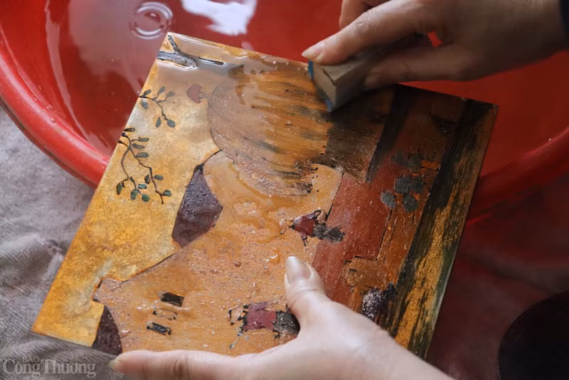 Il faut un grand nombre d’étapes pour créer un objet en laque sophistiqué et magnifique. Toutes les étapes sont étroitement liées les unes aux autres, une étape manquée peut conduire à un produit imparfait tant en termes de durabilité que d’esthétique.