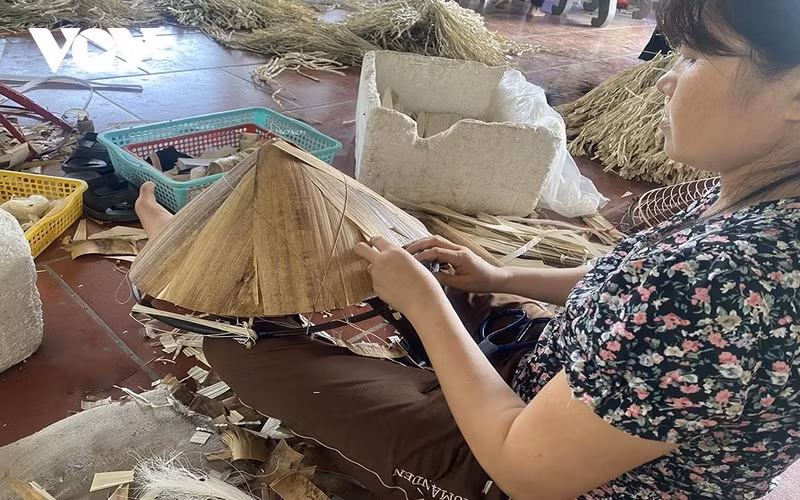 L'artisan dispose habilement les couches de feuilles et de pousses pour aider le chapeau à rester plat, sans créer de rides ni de saillies, créant ainsi un aspect très esthétique.
