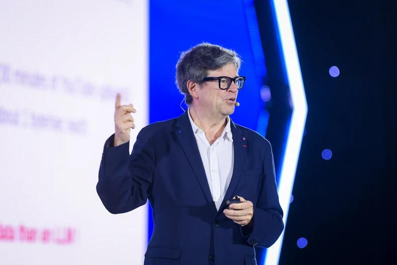 Le professeur Yann Lecun, de l'Université de New York et directeur de la science de l'intelligence artificielle à Meta, aux États-Unis, lors du séminaire scientifique « Mise en oeuvre de l'IA en pratique ». Photo : NDEL