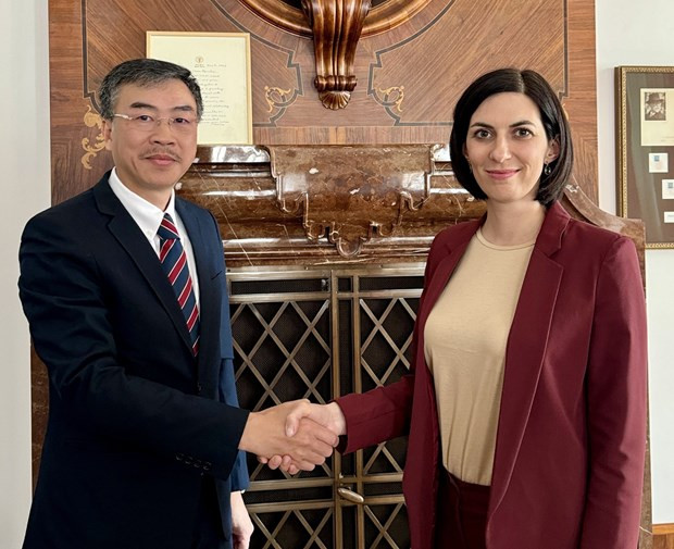 L'ambassadeur du Vietnam en République tchèque, Duong Hoai Nam (à gauche) et la présidente de la Chambre des députés de la République tchèque, Markéta Pekarová Adamová. Photo : VNA.
