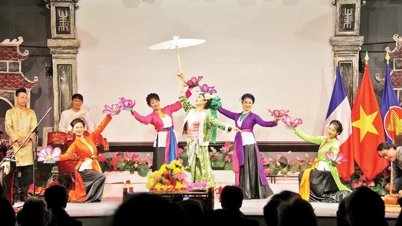 Un numéro artistique vietnamien à l'occasion du 50e anniversaire de l'établissement des relations diplomatiques entre le Vietnam et la France. Photo : NDEL.