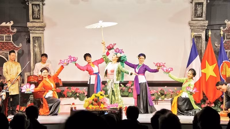 Un numéro artistique vietnamien à l'occasion du 50e anniversaire de l'établissement des relations diplomatiques entre le Vietnam et la France. Photo : NDEL.