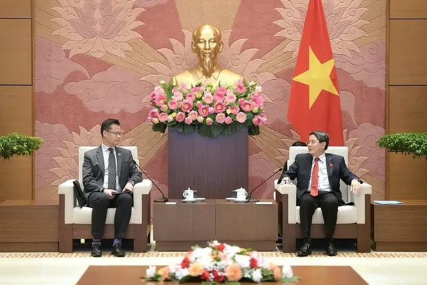 Le Vice-Président de l'Assemblée nationale, Nguyên Duc Hai (à droite) reçoit une délégation de la 2e Commission du Congrès sur l'éducation des Philippins (EDCOM 2-Second Congressional Commission on Education), conduite par le sénateur Sherwin T. Gatchalian. Photo : VNA.