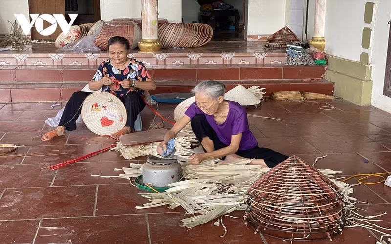Pour les habitants de Mao Cau, l'artisanat de fabrication de chapeaux coniques est une fierté et une caractéristique unique du village en particulier et de la province de Hung Yen en général.