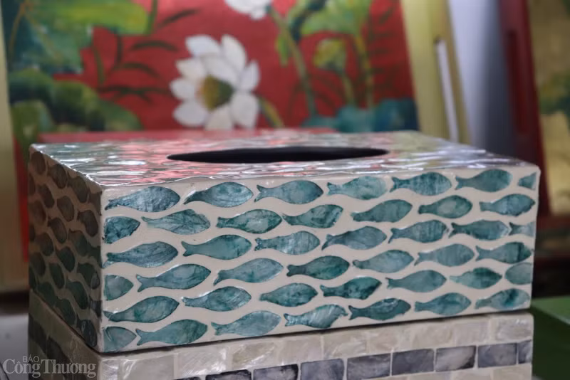 Les Ha Thai créent également des milliers de produits attrayants pour répondre aux goûts et aux demandes des clients nationaux et étrangers, notamment des bols, des assiettes, des vases, des plateaux, des peintures, des mosaïques et bien d’autres encore.