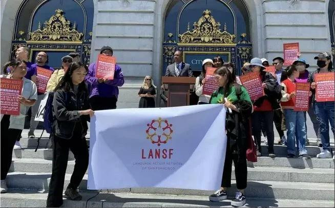 Shamann Walton, membre du Conseil de surveillance de San Francisco, annonce la reconnaissance du vietnamien comme langue officielle à San Francisco, le 11 juin. Photo : San Francisco Chronicle