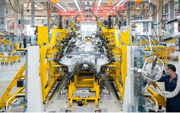 Dans une usine de Mercedes-Benz Vietnam. Photo : cafebiz.vn