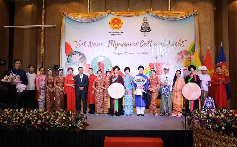 La soirée culturelle Vietnam-Myanmar est non seulement une opportunité d’échange culturel entre les artistes des deux pays, mais aussi une opportunité pour le public de profiter de la beauté musicale unique du Vietnam et du Myanmar. Photo : CPV.