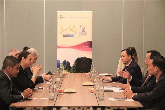 Le directeur de l’Autorité nationale du tourisme du Vietnam, Nguyên Trung Khanh et L’ambassadeur du Vietnam en Italie, Duong Hai Hung travaillent avec la présidente de l’Office national italien du tourisme (ENIT), Alessandra Priante. Photo : VNA.