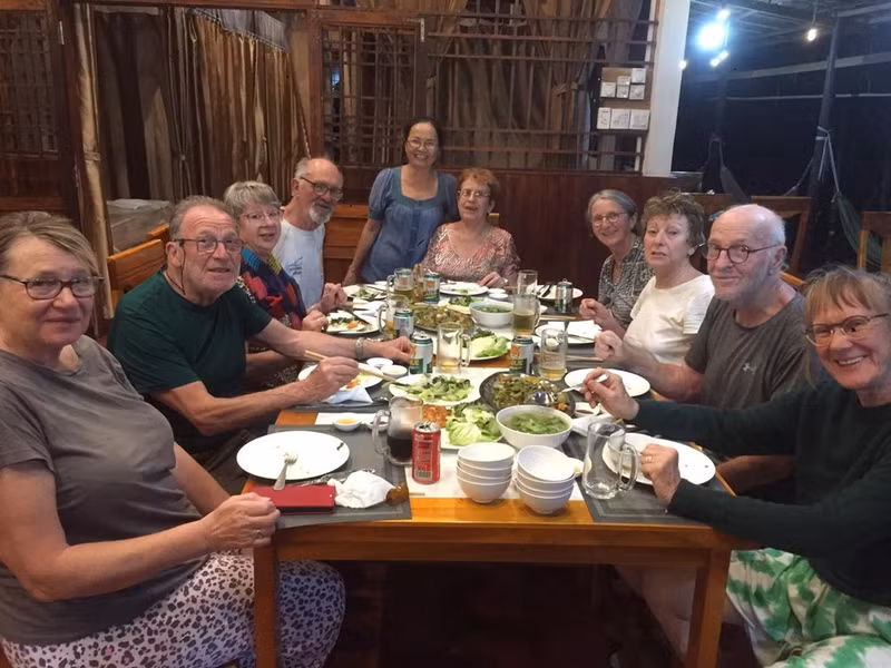 La propriétaire du homestay Ut Thuy et les touristes. Photo : baovanhoa.vn