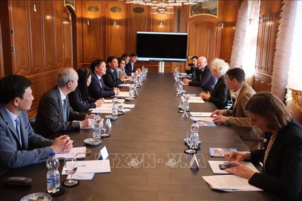 La délégation de la province de Thai Binh travaille avec la maire de la ville de Zurich, Corine Mauch. Photo : VNA.