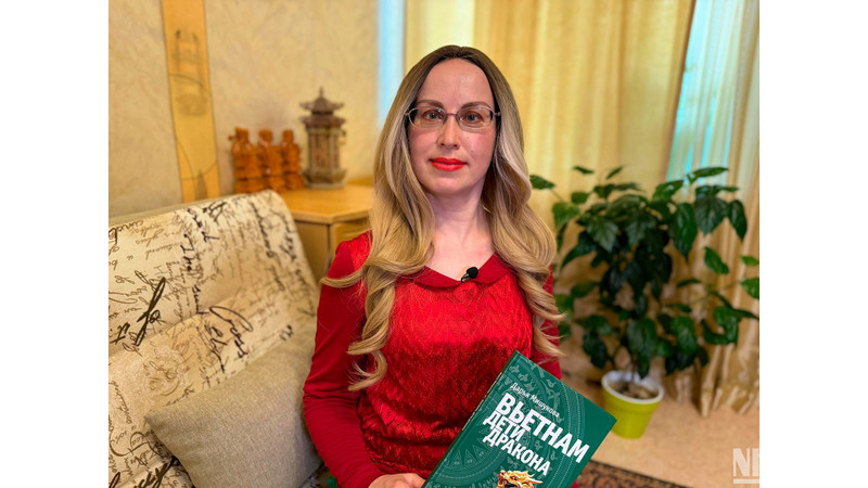 Daria Mishukova tient dans ses mains le livre « Vietnam-enfant du dragon ». Photo : NDEL
