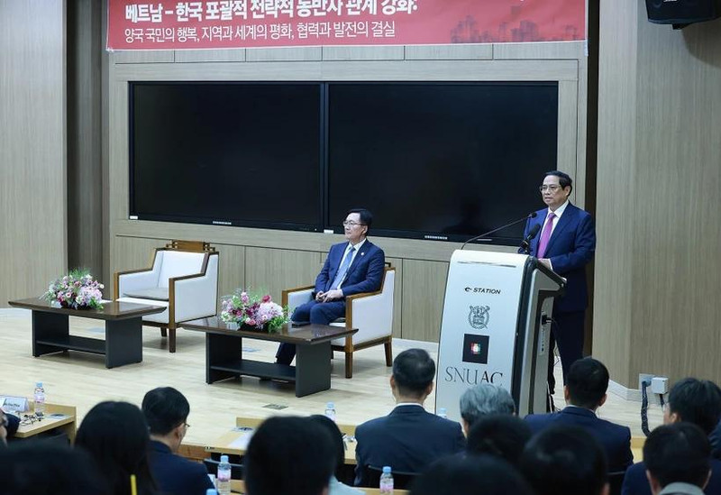 Le Premier ministre Pham Minh Chinh prononce un discours politique à l'Université nationale de Séoul. Photo : VNA.