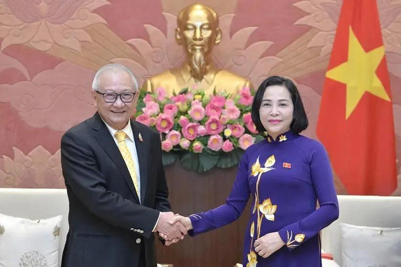 La vice-présidente de l'AN, Nguyen Thi Thanh et le président du Groupe parlementaire d'amitié Thaïlande-Vietnam, Sakchai Tanaboonchai. Photo: VNA