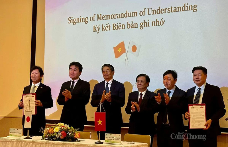 Signature de la coopération entre le Centre national de vulgarisation agricole et la société AEON TOPVALU Vietnam. Photo : congthuong.vn