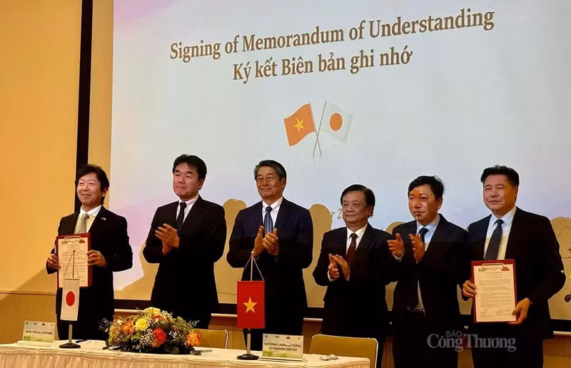 Signature de la coopération entre le Centre national de vulgarisation agricole et la société AEON TOPVALU Vietnam. Photo : congthuong.vn