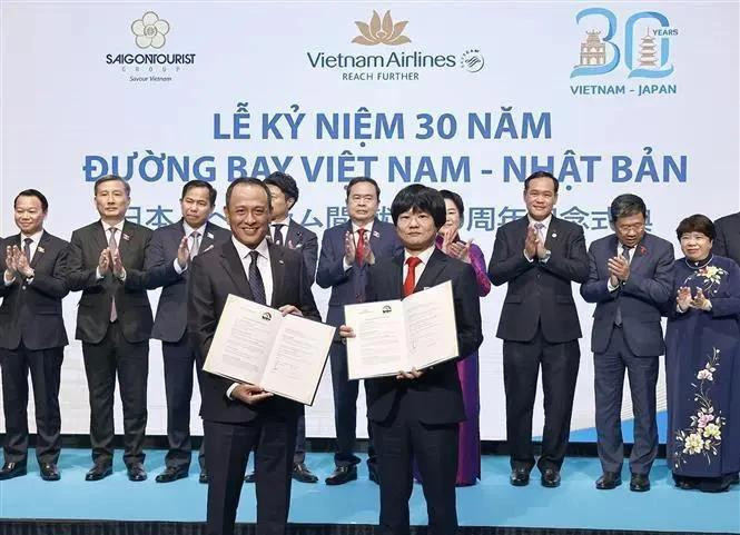Des entreprises vietnamiennes et japonaises échangent des procès-verbaux de coopération. Photo : VNA.