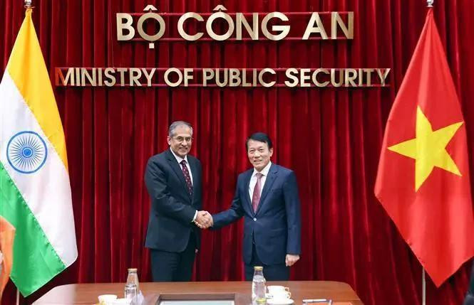 Le général Luong Tam Quang, membre du Politburo et ministre de la Sécurité publique (droite) et le conseiller adjoint à la sécurité nationale indien Pavan Kapoor. Photo: VNA