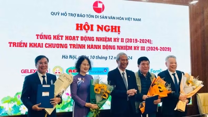 Lors de la conférence pour faire le bilan des activités du deuxième mandat (2014-2019), déployer le programme d’action du troisième mandat (2024-2029) du Fonds de soutien à la conservation du patrimoine culturel du Vietnam. Photo : NDEL.