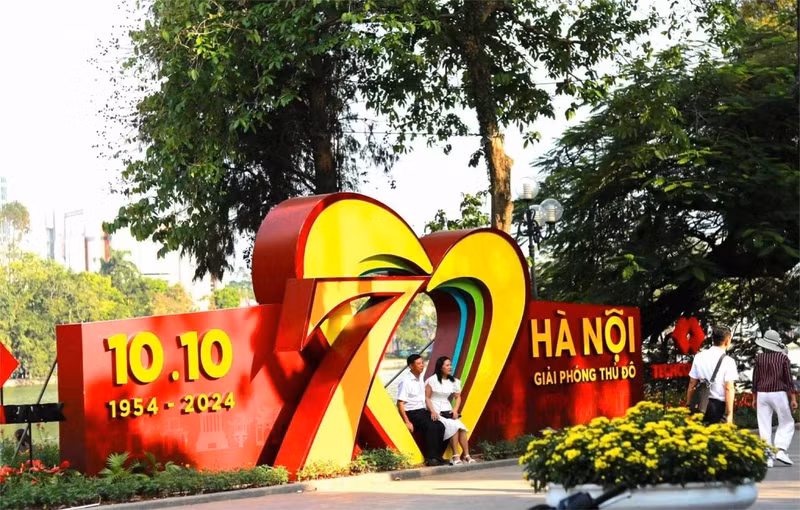 Une structure célébrant le Jour de la libération installée près du lac de Hoan Kiem. Photo : baoquocte.vn