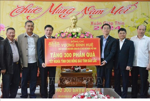 Par délégation du Président de l’Assemblée nationale (AN) Vuong Dinh Huê, le secrétaire général de l'AN et président du Bureau de l'AN, Bui Van Cuong, remet 300 cadeaux pour le Nouvel An lunaire 2024 à la population de la province de Dak Lak (Hauts-Plateaux du Centre). Photo : VNA.