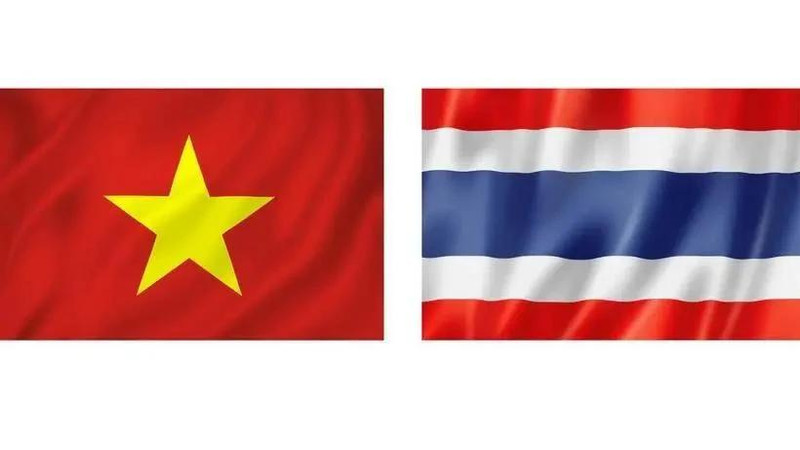 Les drapeaux vietnamien et thaïlandais. Photo : VNA.
