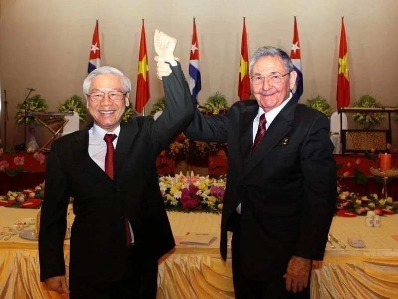 Le Secrétaire général Nguyên Phu Trong (gauche) et le général Raul Castro Ruz, premier secrétaire du Comité central du Parti communiste cubain, président du Conseil d'État et du Conseil des ministres de Cuba, le 8 juillet 2012 à Hanoï. Photo : VNA.