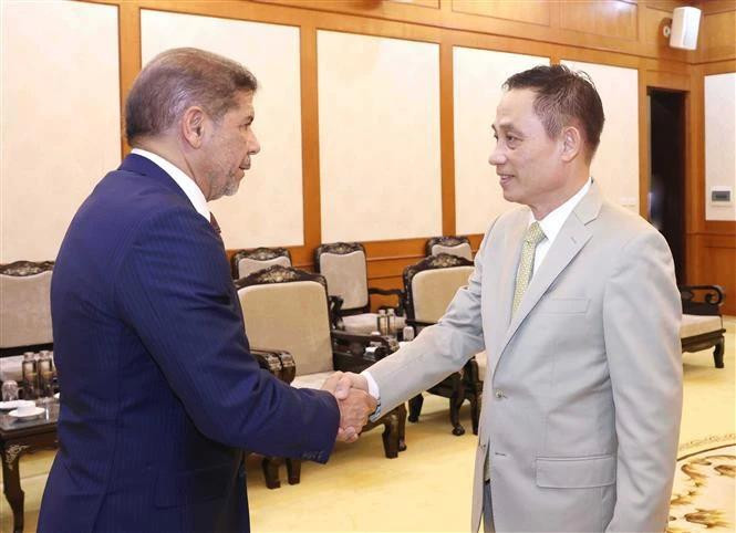 Le secrétaire du Comité central du Parti et chef de sa Commission des Relations extérieures du Parti communiste du Vietnam Le Hoai Trung (droite) et membre du Bureau politique du PRM et ministre de l'Agriculture de la République dominicaine Limber Lucas Cruz López, Photo : VNA