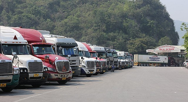 Au cours des premiers jours de l’année 2024, le nombre des marchandises dédouanées via les postes frontières Vietnam-Chine ont fortement augmenté. Photo : congthuong.vn