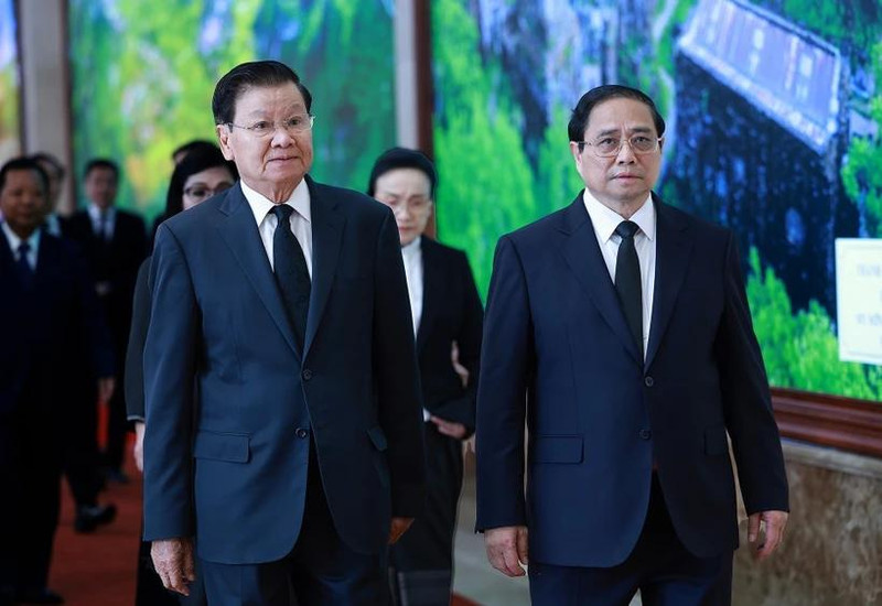 Le Premier ministre Pham Minh Chinh (à droite) et le secrétaire général du Parti populaire révolutionnaire lao (PPRL) et président lao Thongloun Sisoulith, à Hanoi, le 26 juillet. Photo : VNA.