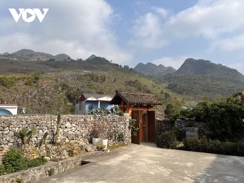 Les touristes viennent à Hà Giang non seulement pour le paysage naturel, mais aussi parce qu’ils veulent découvrir la culture des montagnards. Photo : VOV.