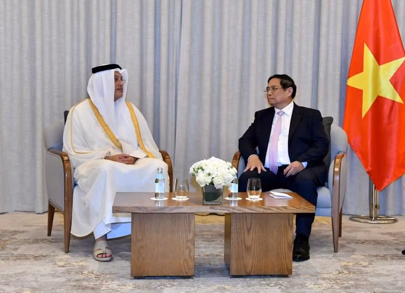 Le Premier ministre Pham Minh Chinh (droite) a reçu le ministre des Communications et des Technologies de l'information du Qatar, Mohammed bin Ali bin Mohammed Al Mannai. Photo : VNA.